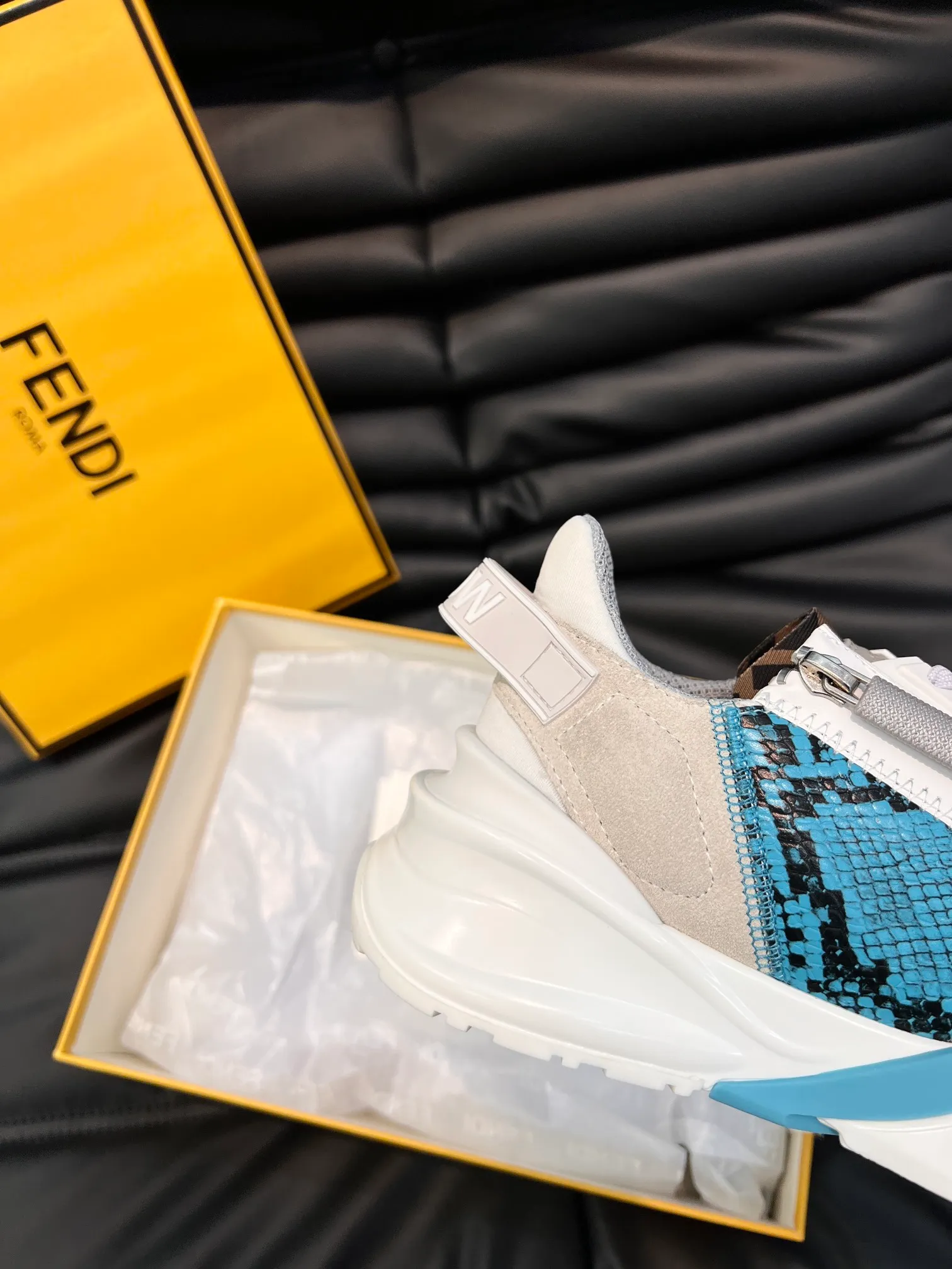 Men's shoes 💰p560 "Fend*" new men's casual sports shoes, equipped with elastic straps, side zippers, and corrugated soles engraved with F. Embossed Fendi Flow lettering on the heel. Made of technical fabric and a mix of blue and suede. Decorated with Lycra® details. FF graphic tongue. Ultra-light and wear-resistant EVA sole. Size: 38-44